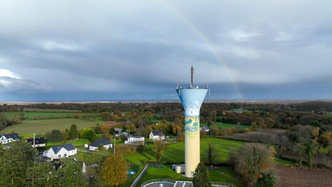 Le château d’eau de Saint-Laurent (Côtes-d’Armor), peint par l’atelier Adeline, le 2 décembre 2025. 