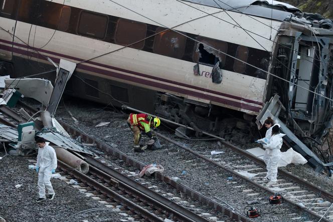 Des gardes civils espagnols à proximité des trains impliqués dans l’accident, près d’Adamuz, en Espagne, le 19 janvier 2026.