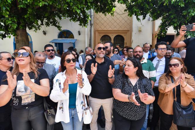 Des journalistes rassemblés devant le tribunal de Tunis, lors du procès de leurs collègues, Borhen Bsaïes et Mourad Zeghidi, le 22 mai 2024.