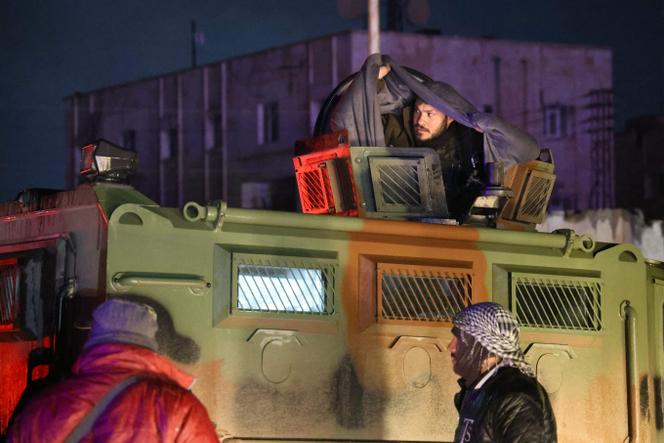 Les forces kurdes des Forces démocratiques syriennes se retirent de la prison d’Al-Aqtan dans le nord-est de Rakka (Syrie), le 23 janvier 2026.