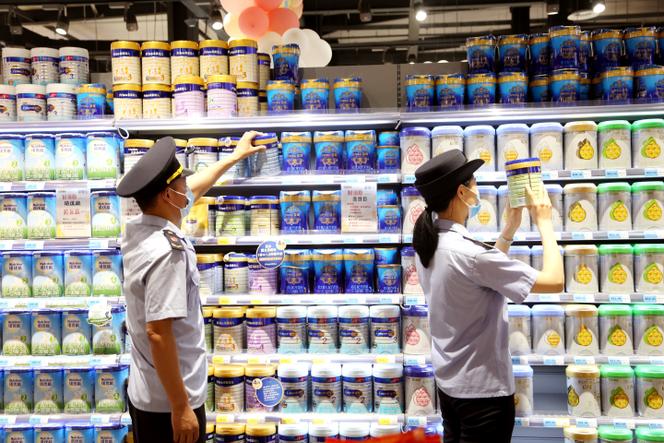 Des agents de contrôle et de gestion vérifient la qualité du lait infantile en poudre, dans un supermarché de Lianyungang (Jiangsu, Chine), le 26 mai 2020.
