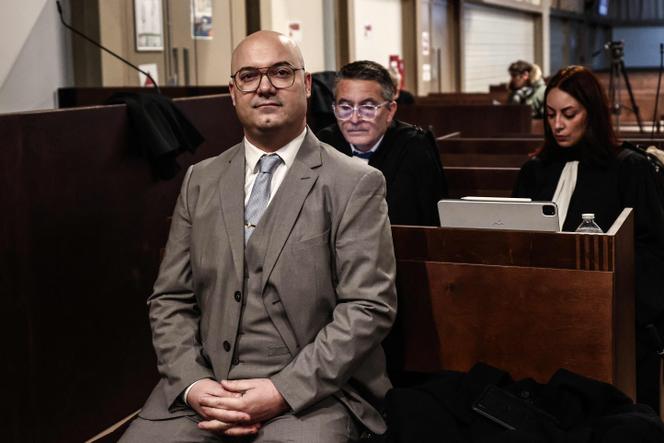 Le maire d’Orange, Yann Bompard, au début de son procès au tribunal de Marseille, le 17&nbsp;décembre 2025.