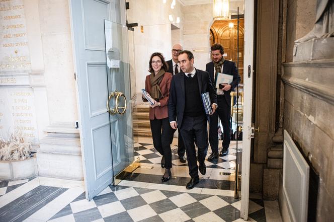O Primeiro-Ministro, Sébastien Lecornu, acompanhado pela Ministra da Ação e Contas Públicas, Amélie de Montchalin, e do Ministro da Economia, Roland Lescure, na Assembleia Nacional, em Paris, 23 de janeiro de 2026.
