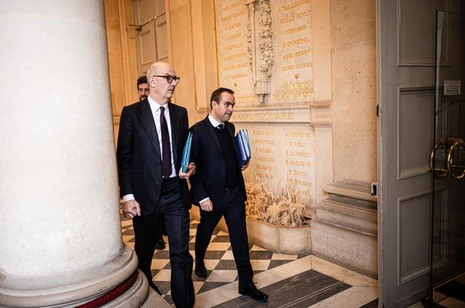 Le ministre de l’économie, Roland Lescure, et le premier ministre, Sébastien Lecornu, à l’Assemblée nationale, à Paris, le 23 janvier 2026.