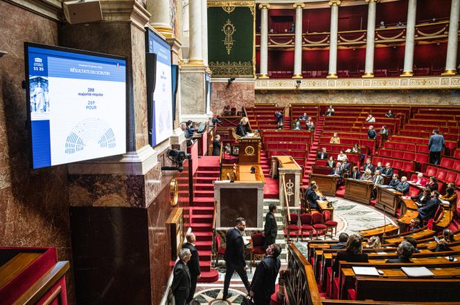 Un écran indique les résultats de l’examen de la motion de censure du groupe LFI, à l’Assemblée nationale, à Paris, le 23 janvier 2026.