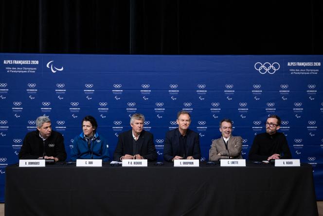 Arthur Richer (à droite), lors de la conférence de presse du comité de coordination des Jeux olympiques 2030 dans les Alpes françaises, au Grand Bornand, le 3 décembre 2025.