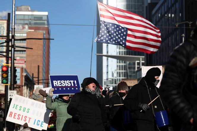 Un rassemblement pour dénoncer le déploiement d’agents de l’ICE par le président américain Donald Trump, à Minneapolis (Minnesota, Etats-Unis), le 23&nbsp;janvier 2026.
