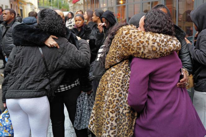 Des proches de la victime lors du rassemblement en hommage à Lizabete, le 23 janvier 2026. 