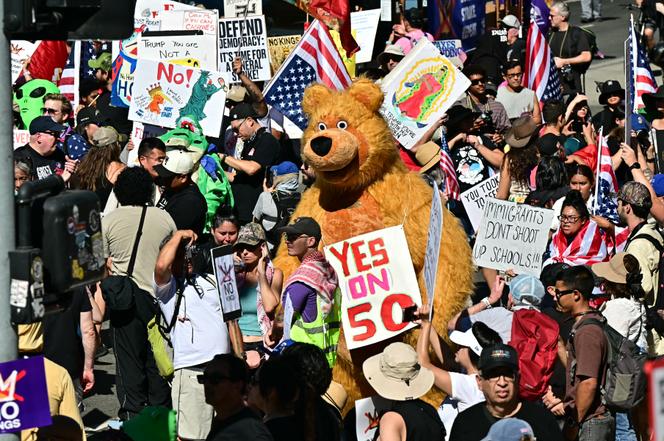 Manifestation à Los Angeles, le 18 octobre 2025, à l’occasion de la journée nationale de protestation « No Kings ».