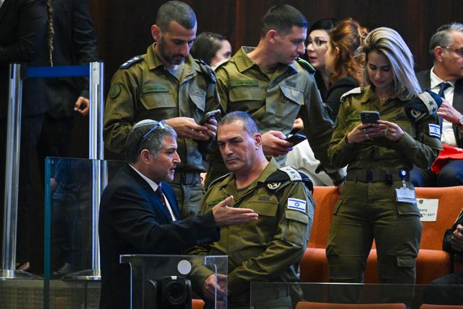David Zini (en bas à gauche), chef du Shin Bet (service de sécurité intérieure israélien), et Eyal Zamir, chef d’état-major de l’armée israélienne, à la Knesset, le 13 octobre 2025, à Jérusalem.