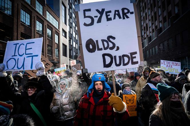 Des manifestants protestent contre l’arrestation d’un enfant de 5&nbsp;ans par la police de l’immigration, à Minneapolis, le 23&nbsp;janvier&nbsp;2026.