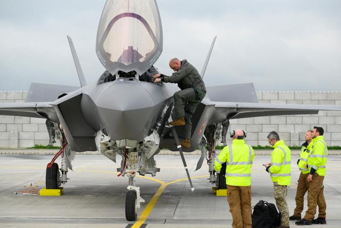 Un avion de chasse F-35 lors de son arrivée à la base militaire de Florennes (Belgique), le 13 octobre 2025.