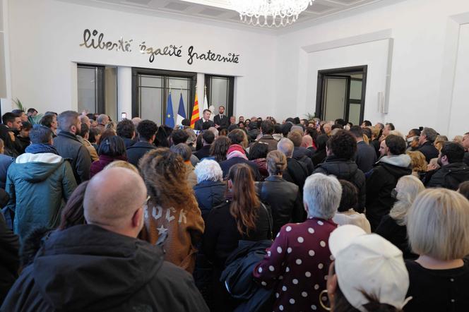 Le maire de Nice, Christian Estrosi, prononce un discours lors d’un rassemblement en hommage à Lizabete, assassinée alors qu’elle conduisait avec son bébé à Nice, dans le sud-est de la France, le 23 janvier 2026. 