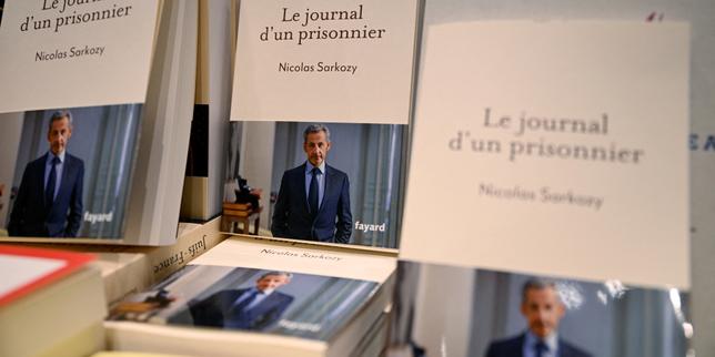Des exemplaires du livre de Nicolas Sarkozy dans une librairie, à Paris, le 12&nbsp;décembre&nbsp;2025.