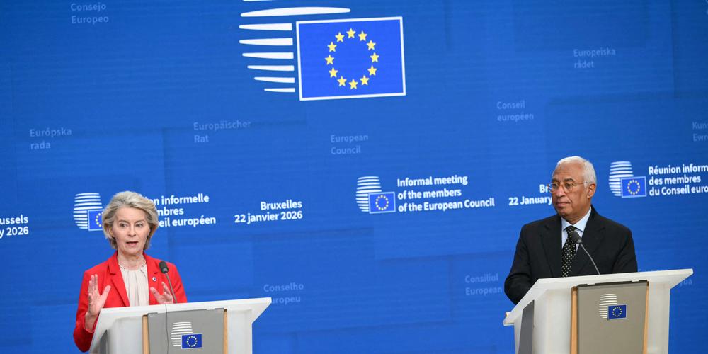 La présidente de la Commission européenne, Ursula von der Leyen, et le président du Conseil européen, Antonio Costa, après la réunion d’urgence des Vingt-Sept, dans la nuit du jeudi 22 au vendredi 23 janvier, à Bruxelles. - NICOLAS TUCAT / AFP