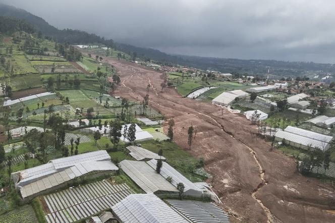 Une zone touchée par des glissements de terrain dans le village de Pasir Langu, dans le district de Bandung Ouest, province de Java Ouest, Indonésie, le 24 janvier 2026. 