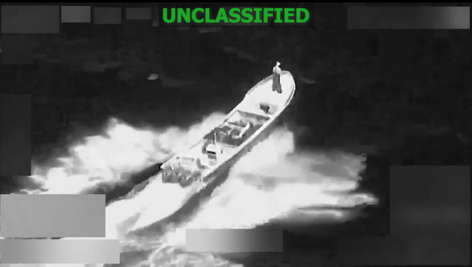 Une image fixe extraite du compte X du Commandement Sud des Etats-Unis montre une frappe contre un navire présumé exploité par des trafiquants impliqués dans des opérations de narcotrafic, le 23 janvier 2026.