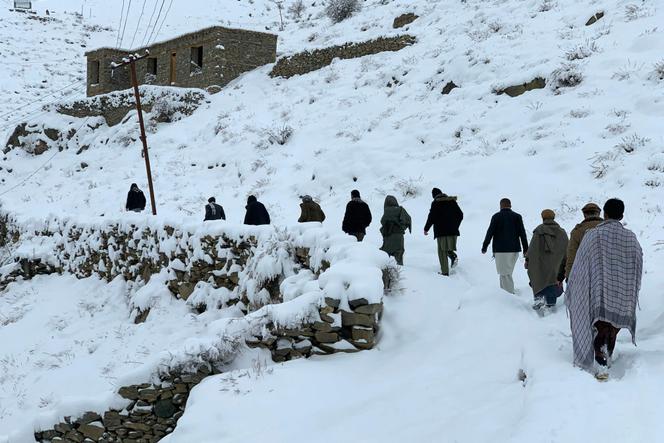 Des personnes marchent sur une route enneigée, vendredi 23 janvier 2026, dans le district de Dara, dans la province du Panchir, en Afghanistan.