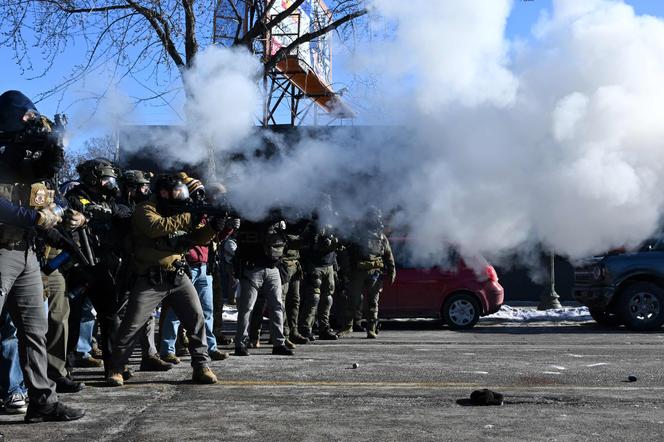 Des affrontements entre manifestants et forces de l’ordre ont éclaté, le 24 janvier 2026, à Minneapolis (Minnesota), après la mort d’un homme tué par des agents fédéraux.