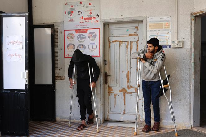 Des patients palestiniens attendent d’être examinés, à la clinique de Médecins sans frontières (MSF), dans le quartier d’al-Rimal, à Gaza, le 31 décembre 2025.