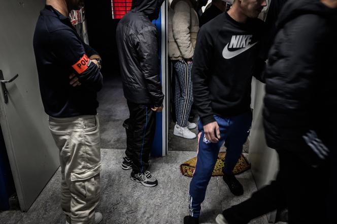 Un policier et des ressortissants étrangers au centre de rétention administrative de Colombier-Saugnieu (Rhône), le 24 octobre 2024.