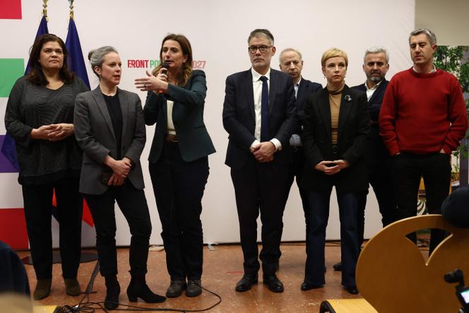 (De gauche à droite) Raquel Garrido (L’Après, mouvement des anciens « insoumis »), Lucie Castets (ancienne candidate du Nouveau Front populaire pour Matignon), Marine Tondelier (secrétaire nationale des Ecologistes), Olivier Faure (premier secrétaire du PS), Laurent Baumel (député PS), Clémentine Autain (députée l’Après), Alexis Corbière (député L’Après) et François Ruffin (député du mouvement Debout !) lors d’une conférence de presse, à Tours (Indre-et-Loire), le 24 janvier 2026.  