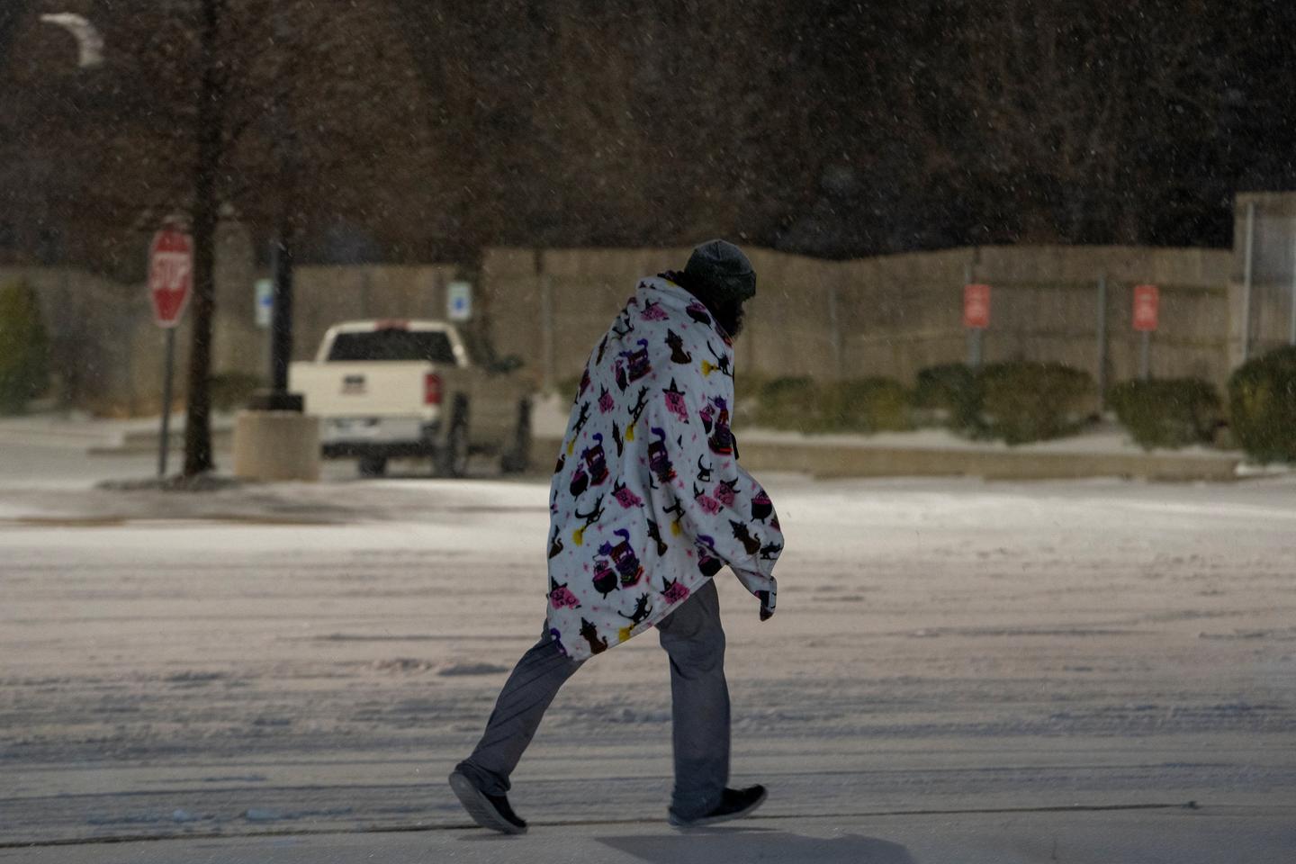 Snow and ice hit western and central US as massive storm sweeps nation