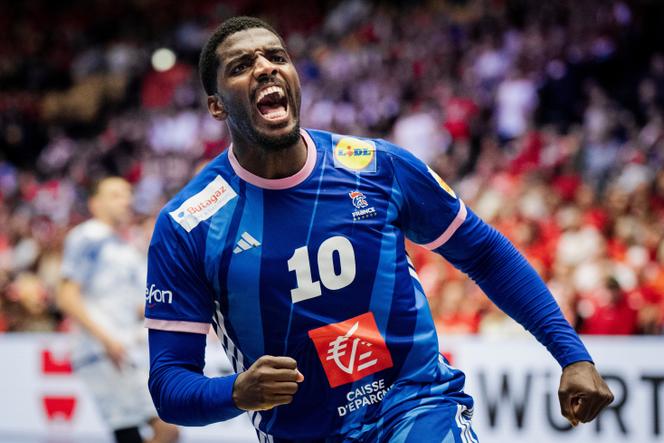 L’arrière droit français Dika Mem célèbre l’un de ses huit buts inscrits lors du match France-Portugal de l’Euro de handball, à Herning (Danemark), le 24&nbsp;janvier 2026.