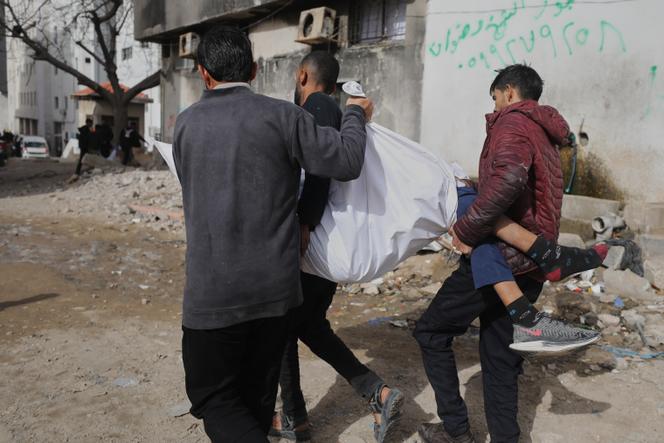 Des Palestiniens transportent le corps d’un adolescent de 15 ans, tué lors d’une frappe israélienne, selon les autorités sanitaires, à leur arrivée à l’hôpital Al-Shifa, à Gaza, samedi 24 janvier 2026.