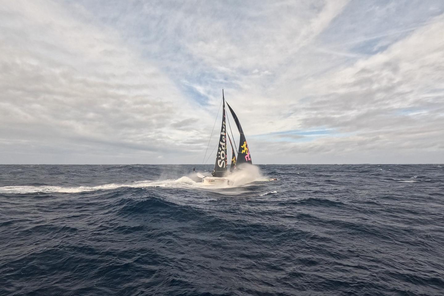 Trophée Jules-Verne : Thomas Coville et son équipage établissent un nouveau record sur le tour du monde Trophée Jules-Verne : Thomas Coville et son équipage établissent un nouveau record sur le tour du monde