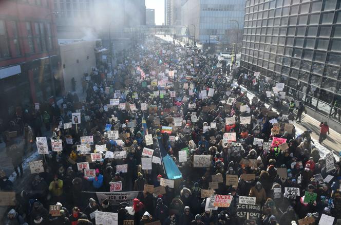 Des manifestants dans les rues de Minneapolis, (Minnesota, Etats-Unis), le 25 janvier 2026.