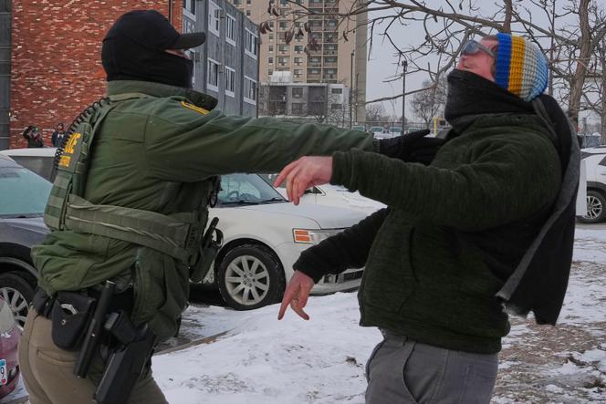 Un agent fédéral et un manifestant contre la police de l’immigration, à Minneapolis (Minnesota), le 25&nbsp;janvier 2026.