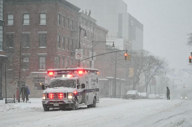 Uma ambulância tenta atravessar a neve em Nova York, 25 de janeiro de 2026.