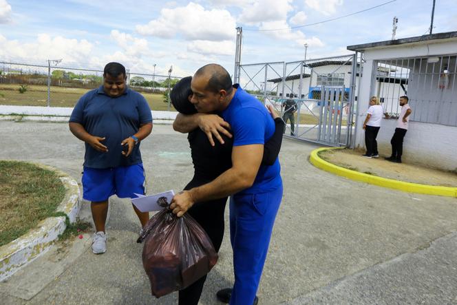 Carlos Andres Perez, libéré de prison, devant le complexe pénitentiaire « El Libertador », dans le cadre des libérations de prisonniers décidées par le gouvernement vénézuélien, à Tocuyito, le 25 janvier 2026. 