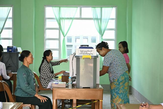 Des électeurs dans un bureau de vote de Rangoun, le 25 janvier 2026.