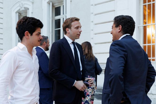 Antoine Valentin (au centre), à la préfecture de Haute-Savoie, à Annecy, le 7 juillet 2024.