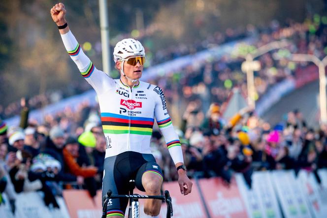 Mathieu Van der Poel célèbre sa victoire lors de l’étape de Coupe du monde de cyclo-cross à Hoogerheide (Pays-Bas), le 25 janvier 2026.