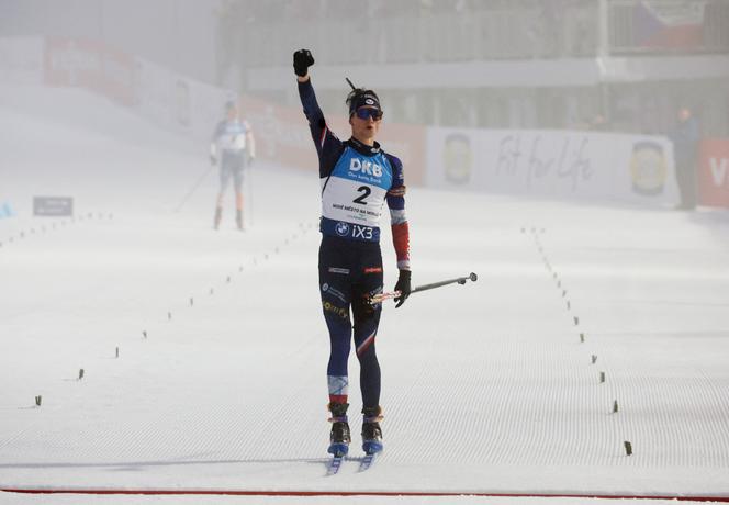Le biathlète français Eric Perrot célèbre sa victoire lors de la mass start de Nove Mesto (République tchèque), le 25&nbsp;janvier 2026. 