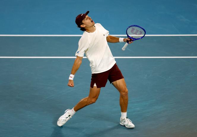 Le tennisman australien Alex de Minaur, célèbre avec son public sa victoire en huitièmes de finale de l’Open d’Australie, contre Alexander Bublik, dimanche 25 janvier 2026, à Melbourne.