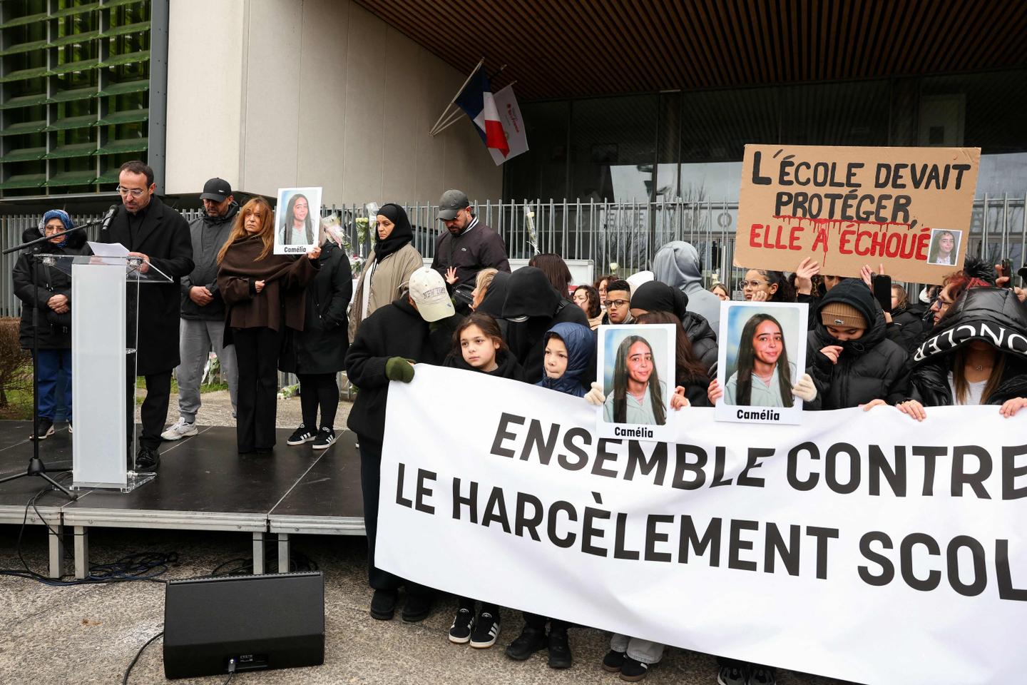 A Mitry-Mory, une foule compacte défile en hommage à Camélia, qui s’est suicidée à 17 ans, victime présumée de harcèlement scolaire