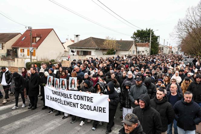 Durante uma marcha silenciosa em homenagem a Camelia, uma estudante do ensino médio de 17 anos que se suicidou poucos dias antes, em Mitry-Mory (Seine-et-Marne), em 25 de janeiro de 2026.