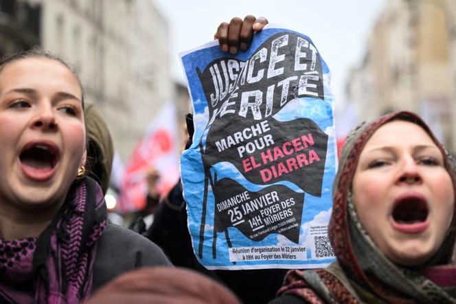 Des participants scandent des slogans et brandissent une affiche sur laquelle on peut lire « Justice et vérité pour El Hacen Diarra » lors d’une marche en son hommage, le 26 janvier 2026. 