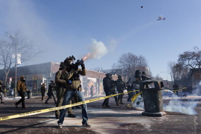 Des agents fédéraux, lors d’une manifestation près du lieu où l’infirmier Alex Pretti a été abattu, à Minneapolis (Minnesota, Etats-Unis), le 24 janvier 2026.