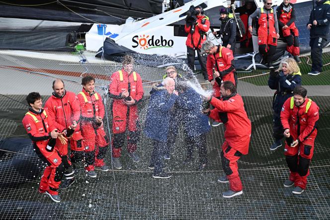 Le skipper Thomas Coville et son équipage, le dimanche 25 janvier 2026 à Brest (Finistère).