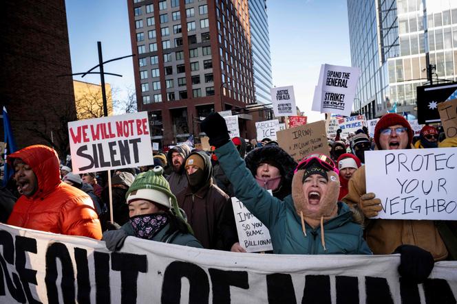 Une foule de manifestants opposés à la police de l’immigration et des douanes (ICE) défile dans les rues du centre-ville de Minneapolis, dans le Minnesota, le 25 janvier 2026.