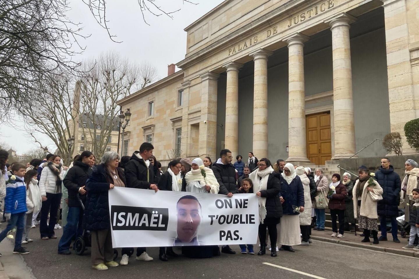 A Chalon-sur-Saône, face à un crime qualifié de raciste, la famille d’Ismaël Aali plongée dans le doute