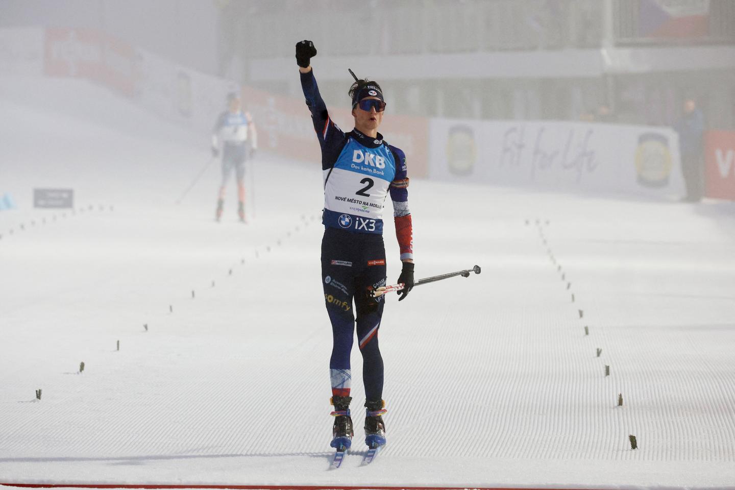 Eric Perrot écrase la mass start et prend les rênes de la Coupe du monde de biathlon à l’issue de la dernière course avant les JO 2026