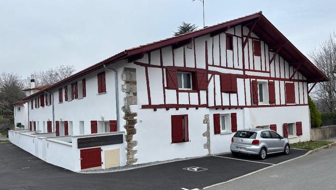Un ancien corps de ferme, à Hasparren (Pyrénées-Atlantiques), rénové par la SCI Lan eta bizi herrian (« travailler et vivre au Pays basque »), constituée d’entrepreneurs locaux.