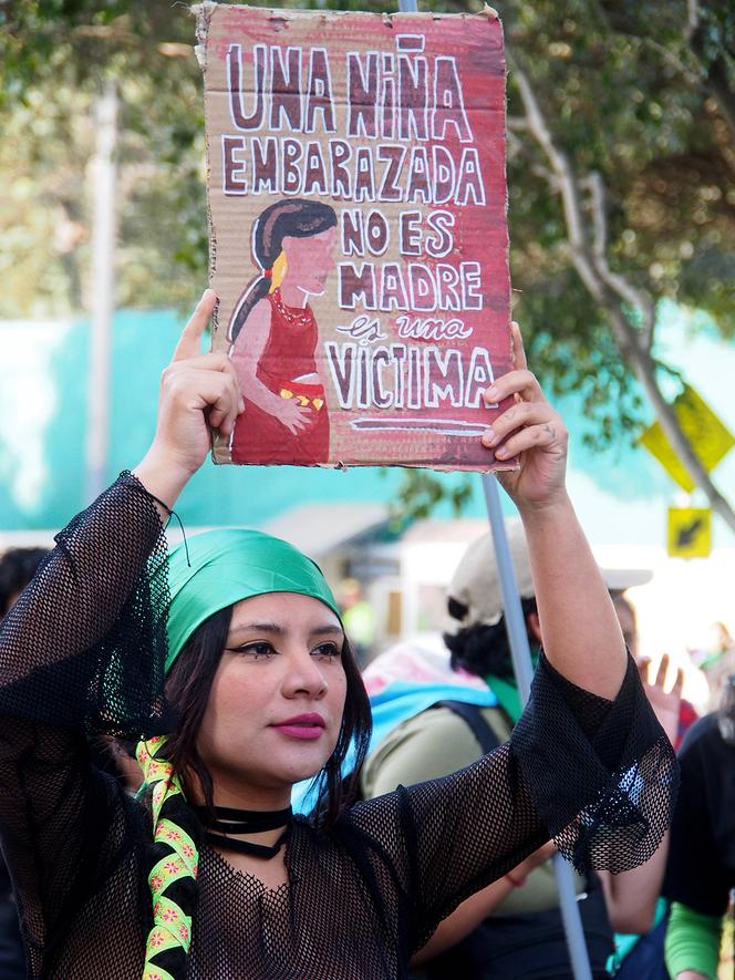 Lors de la Journée mondiale pour le droit à l’avortement, à Lima, au Pérou, le 28&nbsp;septembre&nbsp;2025&nbsp;(sur la pancarte&nbsp;: «&nbsp;Une petite fille enceinte n’est pas une mère, c’est une victime&nbsp;»).