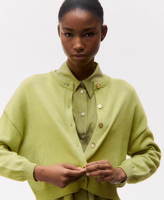 Chemise en soie, 229 €, et cardigan en coton, 215 €, Marella, frmarella.com
